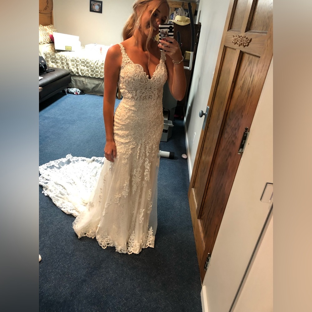 Martina Liana size 8 beautiful ivory wedding dress!